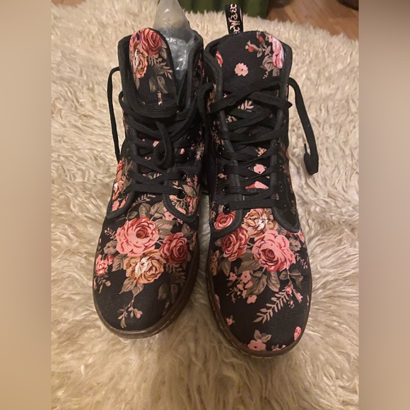 Doc Martin’s Air Wair Size 9 Black with Floral pattern - Picture 1 of 3